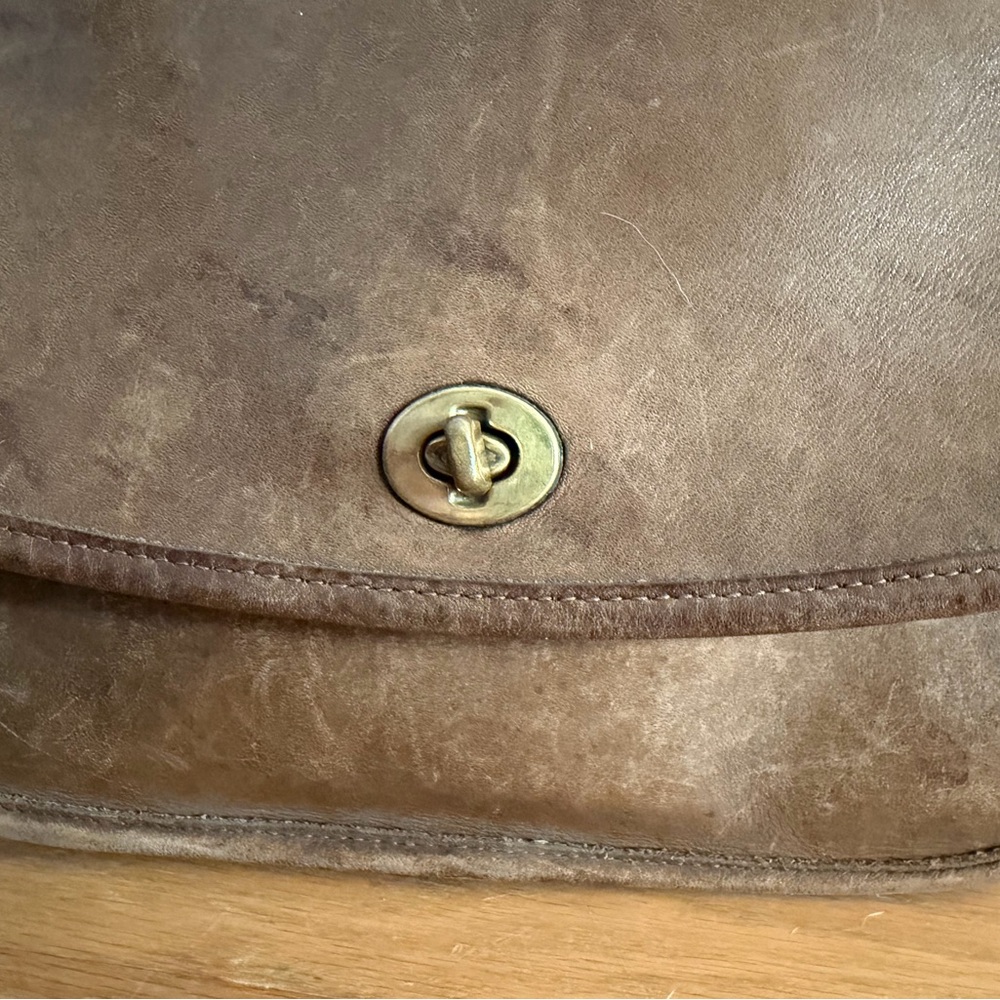 Vintage Coach City Purse in Tan/Camel Leather - Picture 6 of 10